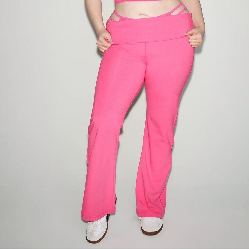 VICTORIA'S SECRET PINK LIMITED EDITION CARMINE ROSE BLING FLARE LEGGINGS - Picture 4 of 10